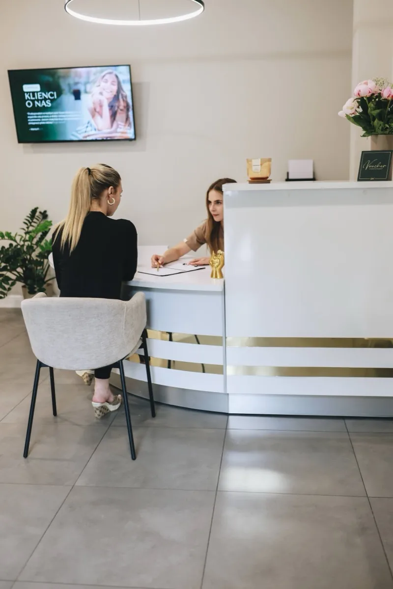 Obsługa klientki przy recepcji INSTYTUTem.™